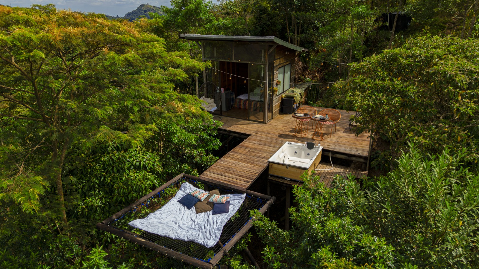 Vista aérea del glamping Nakuanü rodeado de cafetales