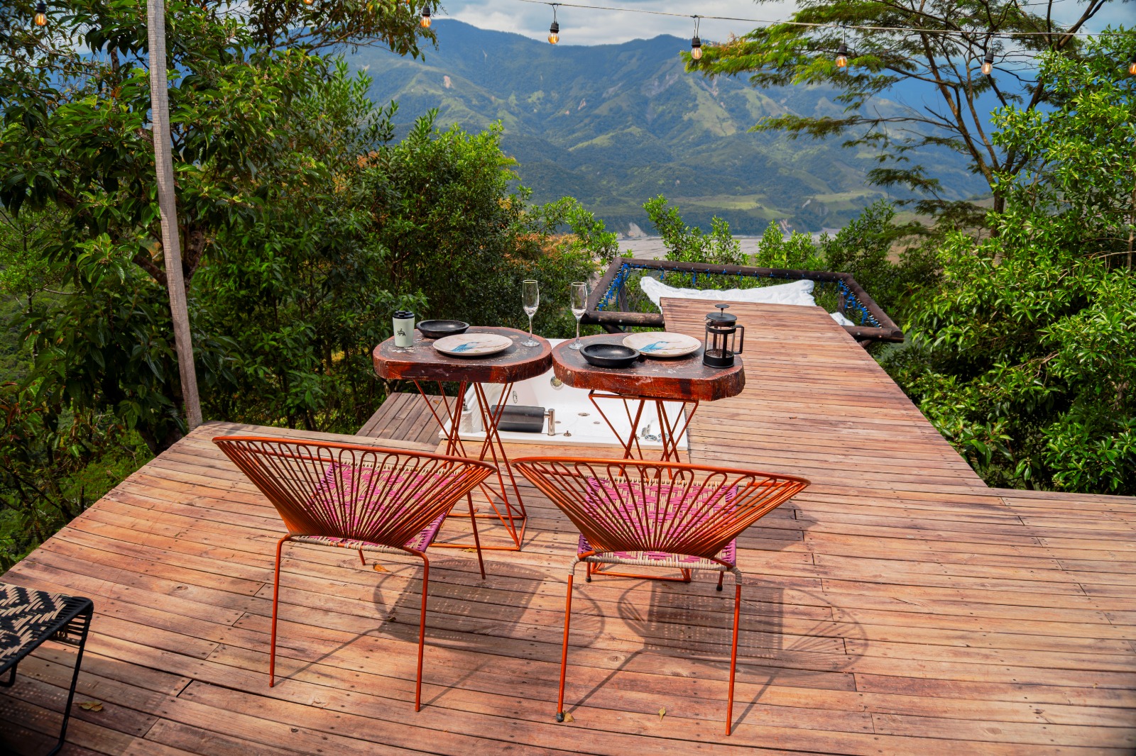 Deck del glamping con vista al valle al amanecer