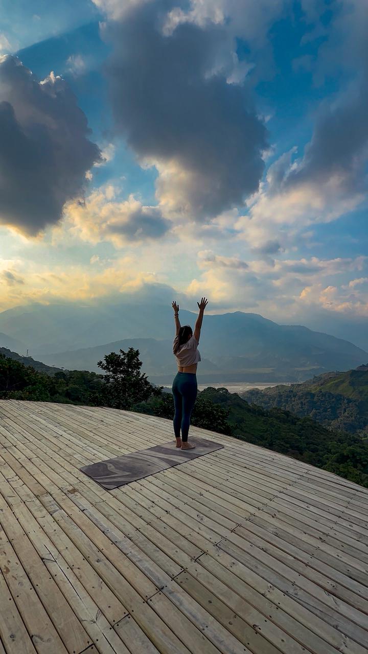 Práctica de yoga al amanecer en el glamping