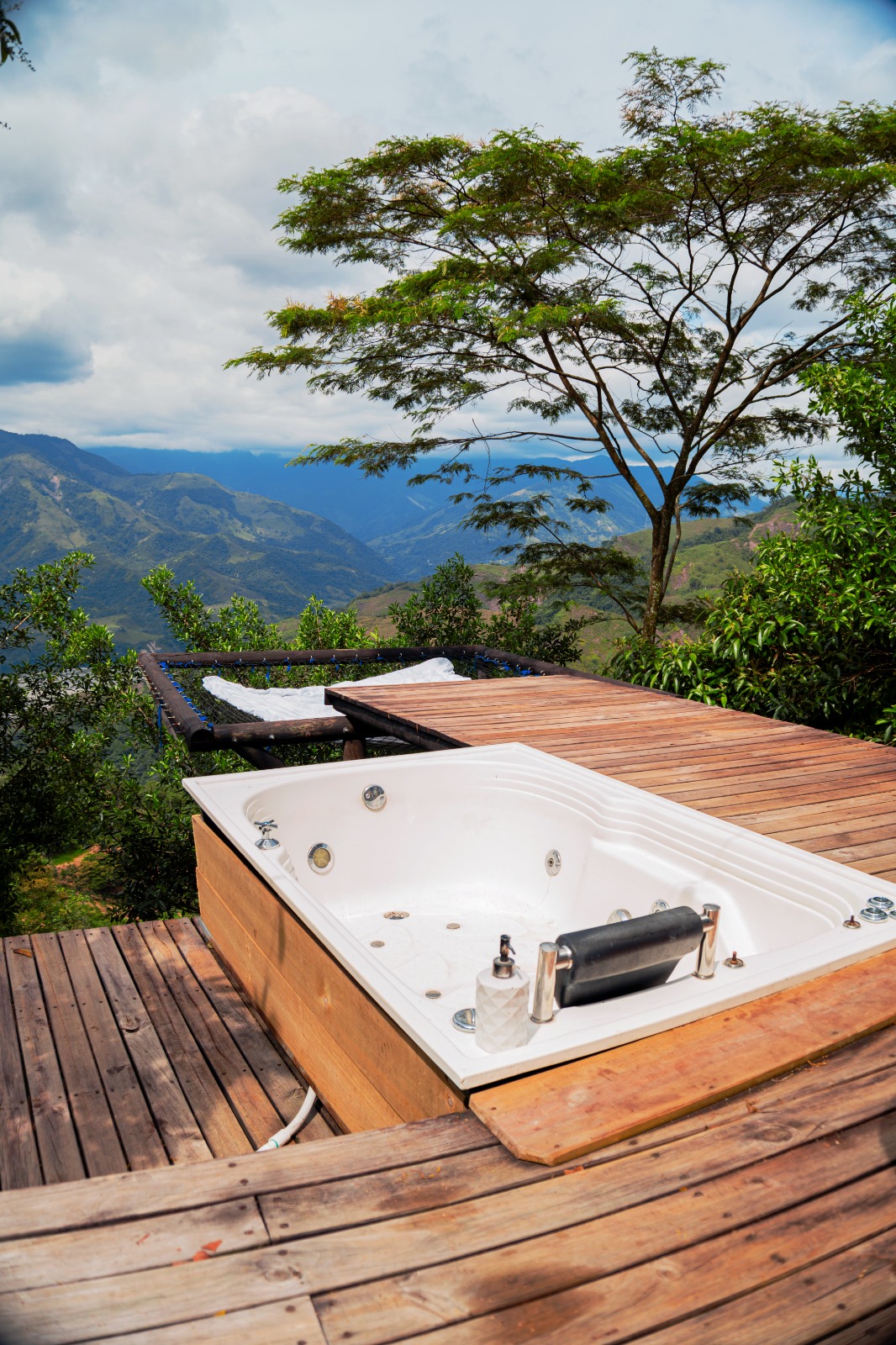 Jacuzzi privado con vista a la finca
