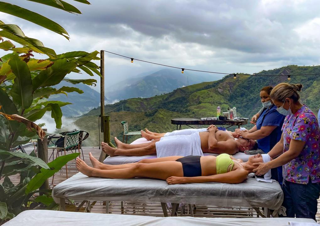 Sesión de masaje al aire libre en Nakuanü